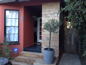 Welcome to Maison Blanc 914! Another quality Berchtold Harris home with charm