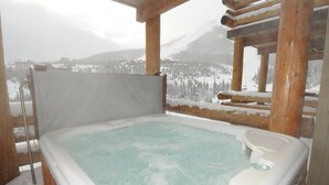 A hot tub with a view of snow-covered mountains. - Casa Moonlight Two - Ideal Rental for Summer Activities and Trips to Yellowstone (Big Sky)