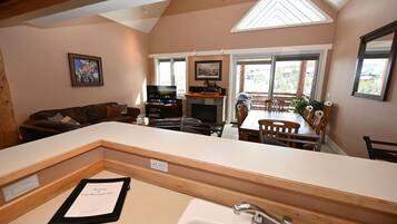 Smart TV, fireplace, stereo