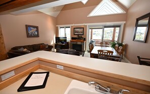 Smart TV, fireplace, stereo