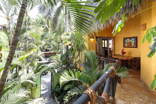 Villas del Rio: 1BR/1BA with dipping pool 1 block from the beach.