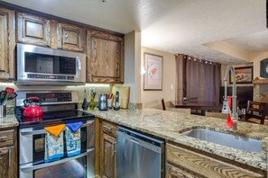 冷蔵庫、電子レンジ、オーブン、コンロ