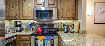 Top Floor, Completly remodeled; Come stay with us while you play!
