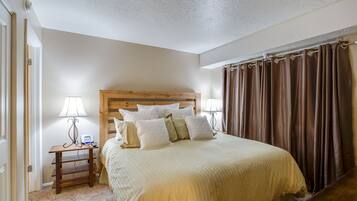 2 عدّة غرف نوم ومكواة/لوح كي وواي فاي وملاءات أسرّة