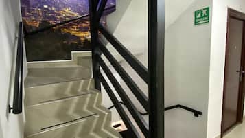 Habitación doble | Área de sala de estar | Televisión de plasma de 40 pulgadas con canales por cable y televisión