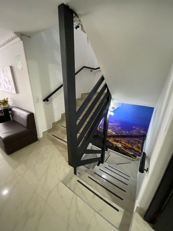 Single Room | Living area | 40-inch plasma TV with cable channels, TV, DVD player - Lleras Premium Hotel (Medellín)