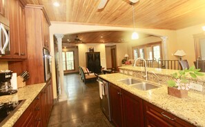 雪櫃、微波爐、焗爐、爐具