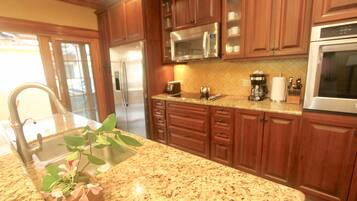 Frigorífic, microones, forn i placa de cuina