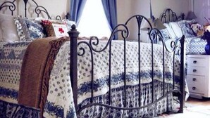Un dormitorio con una cama, un aparador y una mesita de noche.