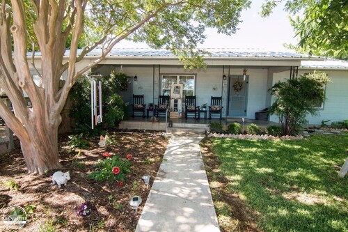 Pet friendly; Close to wineries; Great for girls weekend or family getaways