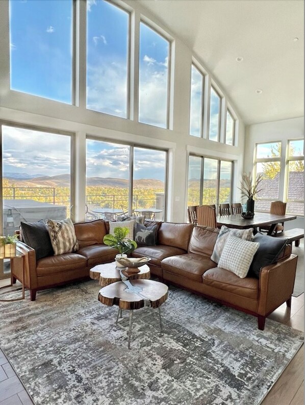 Smart TV, chimenea, reproductor de DVD y futbolito 