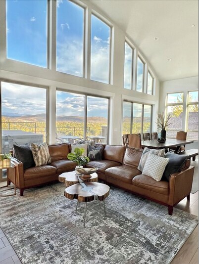 Gorgeous Mountain Home! Sleeps 28! Private, Beautiful, Spacious