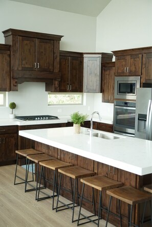 Refrigerador, microondas, horno y parrilla de estufa 