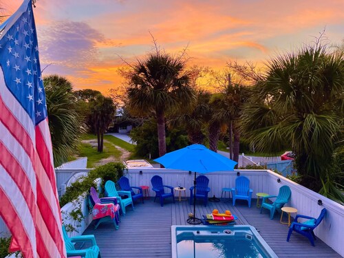 Unique Southend. 5BR. Dipping Pool! Old Tybee Charm at its finest!
