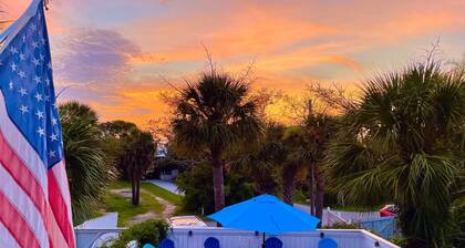 Unique Southend. 5BR. Dipping Pool! Old Tybee Charm at its finest!