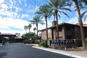 Un immeuble sur lequel on peut lire l’inscription : « The Plaza Residences ».