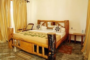 办公桌、熨斗/熨衣板、折叠床/加床（额外收费）、免费 WiFi