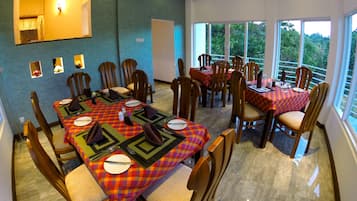 2 restaurantes; se sirve desayuno, almuerzo y cena