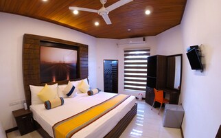 华丽三人房 | 高档床上用品、迷你吧、办公桌、隔音