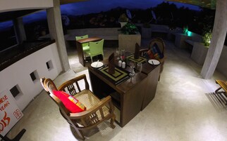 2 restaurants, breakfast, lunch served; local and international cuisine