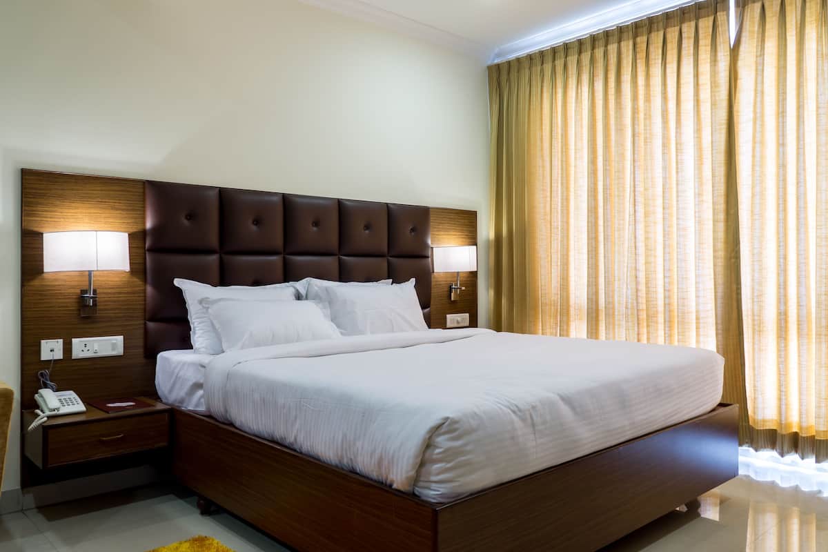 Suite | In-room safe, desk, iron/ironing board, rollaway beds (free)
