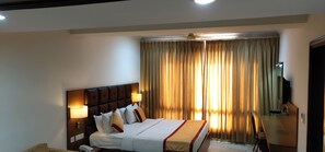 Caja de seguridad en la habitación y escritorio 