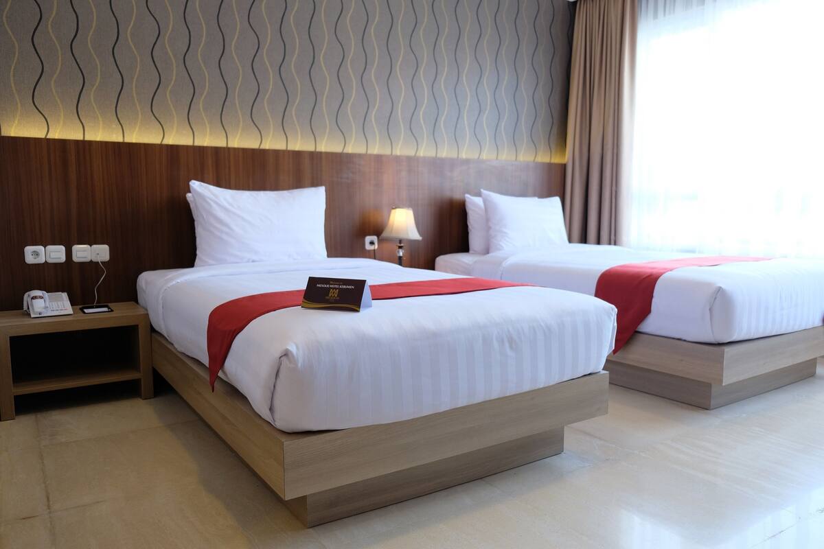 Deluxe Double or Twin Room | In-room safe, desk, blackout drapes, soundproofing