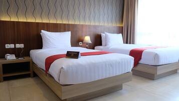 Deluxe Double or Twin Room | In-room safe, desk, blackout drapes, soundproofing