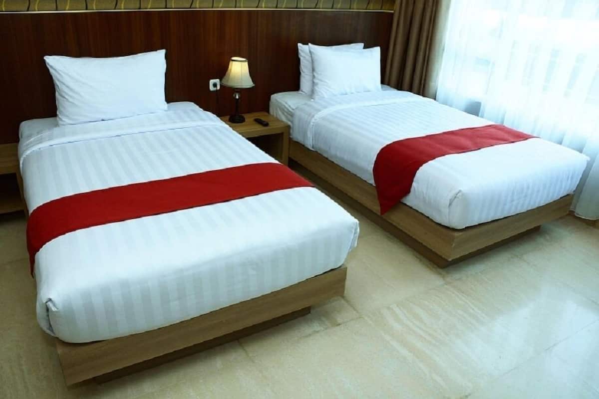 Landmark | In-room safe, desk, blackout drapes, soundproofing