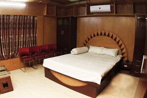 Presidential Suite | Iron/ironing board, rollaway beds, free WiFi