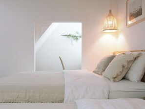 Deluxe Family Room, Foreigner Only (6 Person, Must notify the hotel of your check-in time) | Sängtillbehör av högsta kvalitet, gratis wi-fi och sängkläder