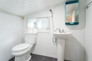 Deluxe Family Room, Foreigner Only (6 Person, Must notify the hotel of your check-in time) | Bathroom | Shower, free toiletries, hair dryer, slippers - Neat House Hongdae (Seoul)