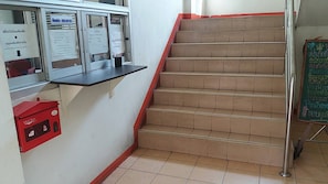 Kios daftar masuk/daftar keluar