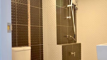 Superior Room | Bathroom | Shower, rainfall showerhead, free toiletries, towels
