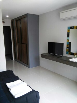 Blackout drapes, rollaway beds, free WiFi, bed sheets - At Yaya (Bangkok)