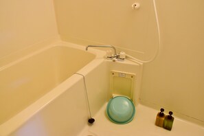 Separate bathtub and shower, free toiletries, hair dryer, bathrobes - Ryokan Shimizu (Kyoto)