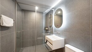 Family Twin Room | Bathroom | Shower, free toiletries, hair dryer, bathrobes - VIP Hotel Mokpo (Mokpo)