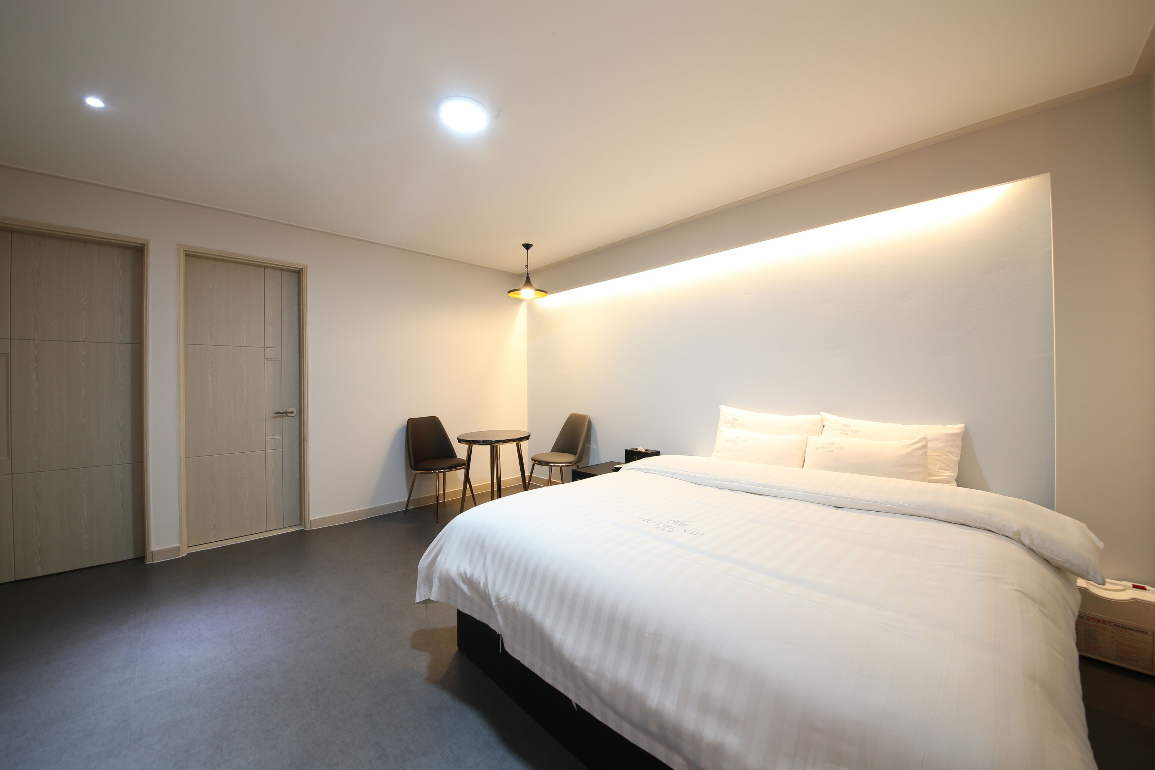 standard room | premium bedding, pillow-top beds, desk, laptop workspace