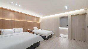 ห้องแฟมิลี่ทวิน | เครื่องนอนระดับพรีเมียม, เตียงพร้อมฟูกเสริมที่นอน, โต๊ะทำงาน