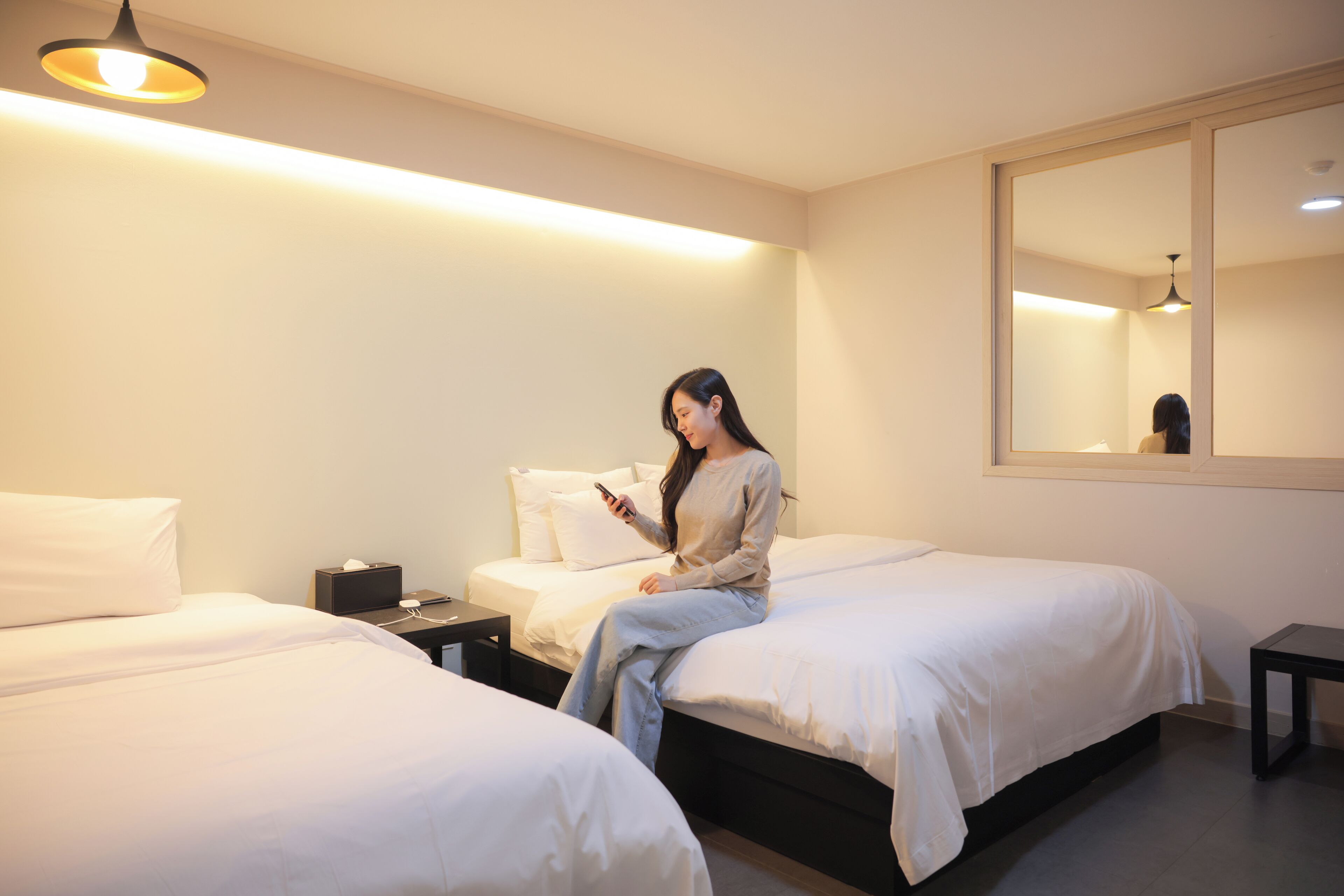 غرفة لفردين | أغطية فراش متميزة وأسرّة بطبقة علوية مريحة ومكتب