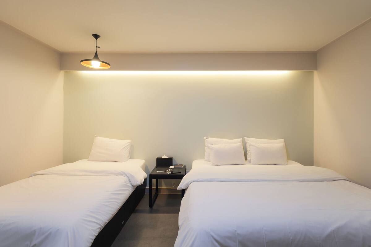 twin room | premium bedding, pillow-top beds, desk, laptop workspace