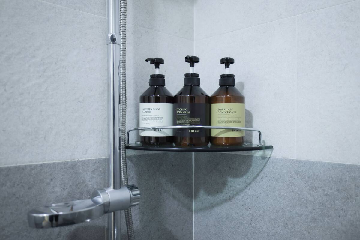 twin room | bathroom | free toiletries, hair dryer, bathrobes, slippers