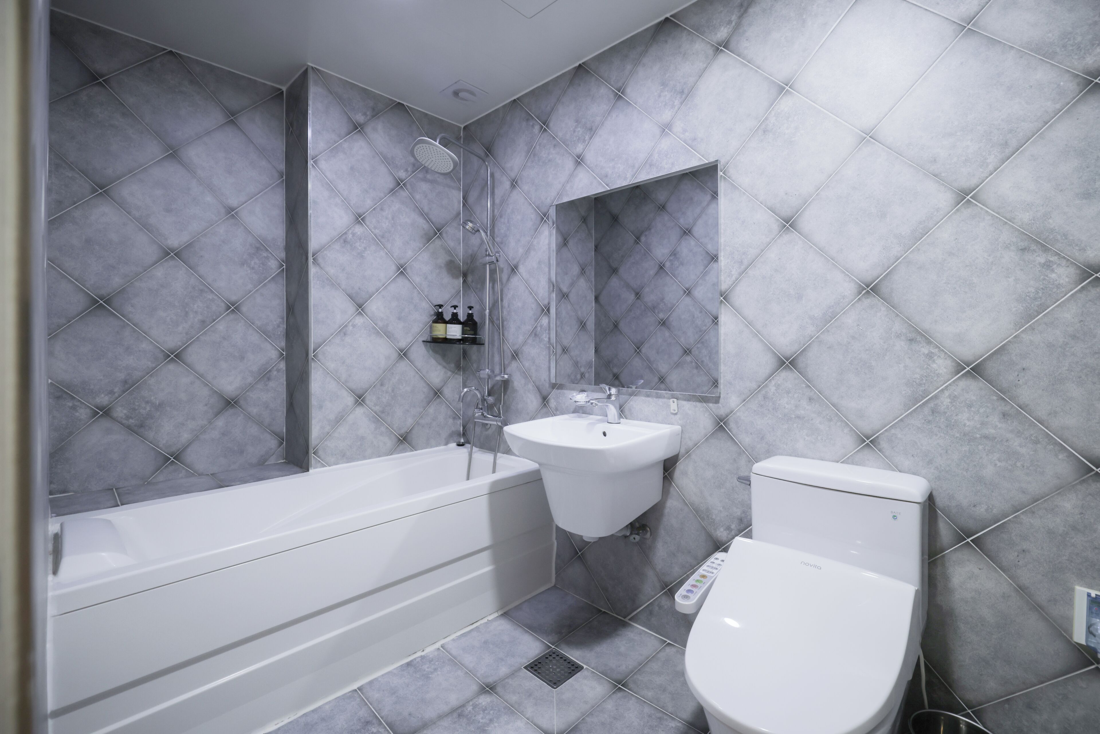 deluxe room | bathroom | free toiletries, hair dryer, bathrobes, slippers