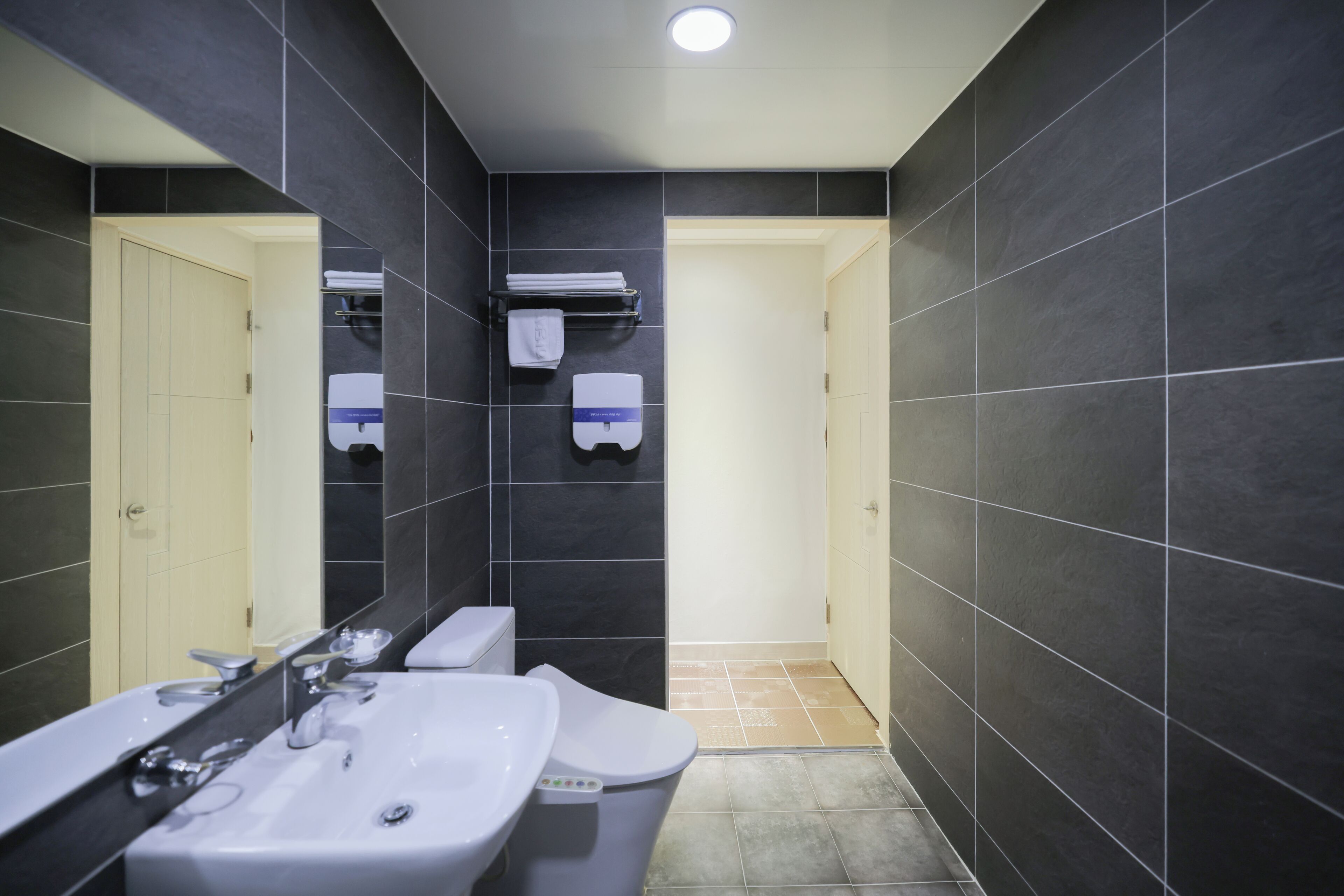 免費盥洗用品、吹風機、浴袍、拖鞋