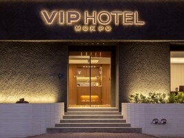 Exterior del Hotel VIP Mokpo, con una entrada moderna que incluye puertas de cristal y un cartel superior.