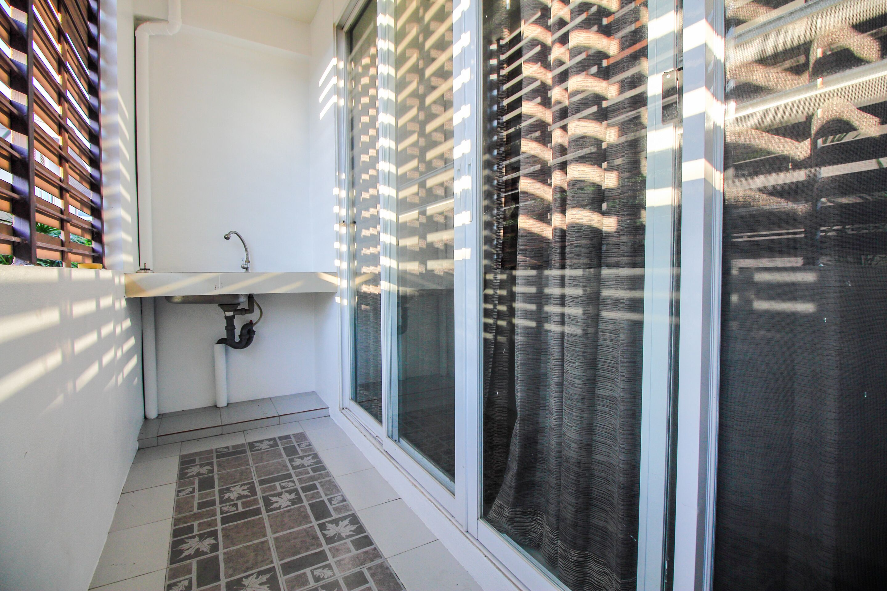 Standard Double Room | Bathroom | Shower, towels, soap, shampoo