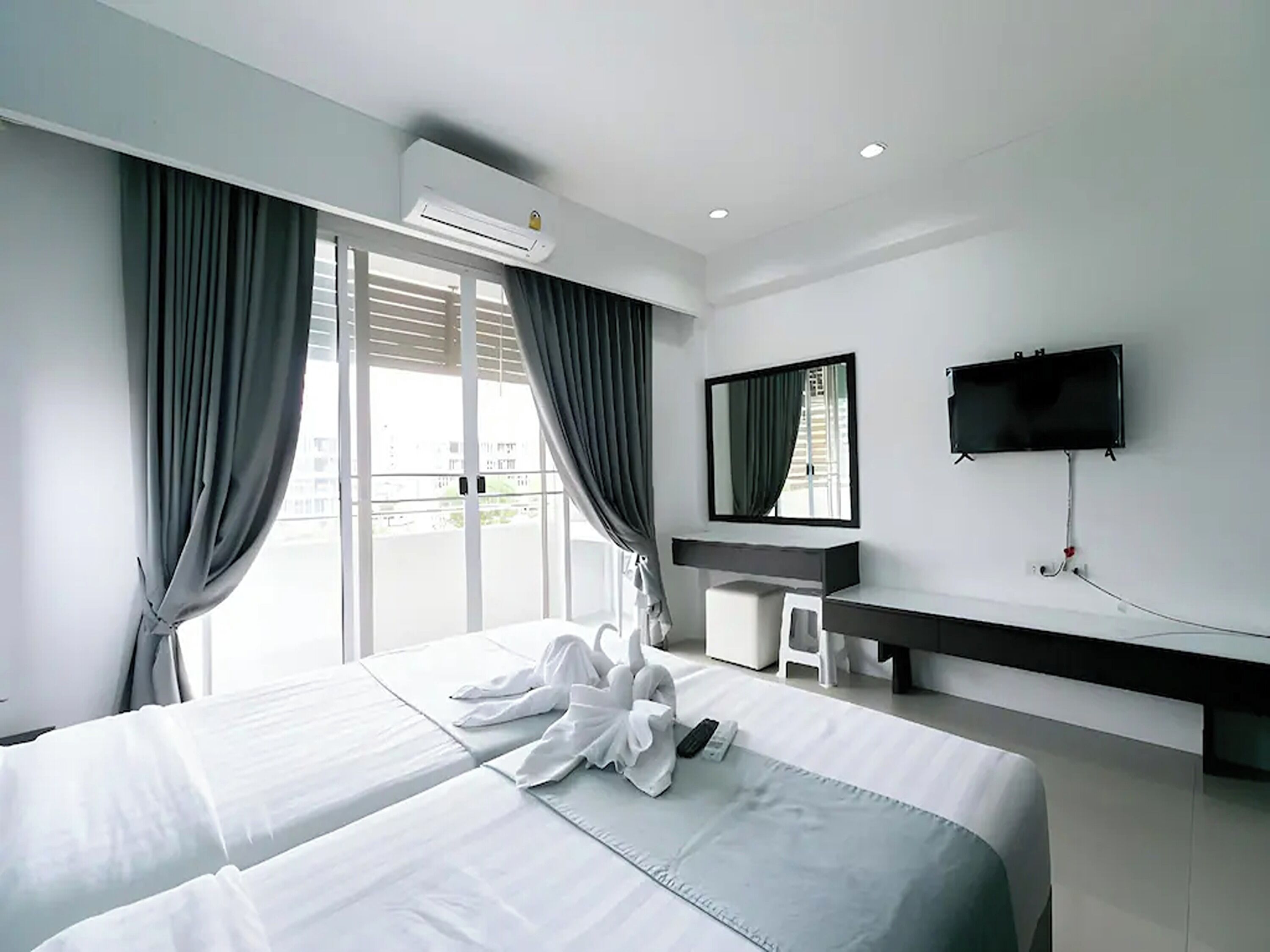 Minibar, desk, soundproofing, free WiFi