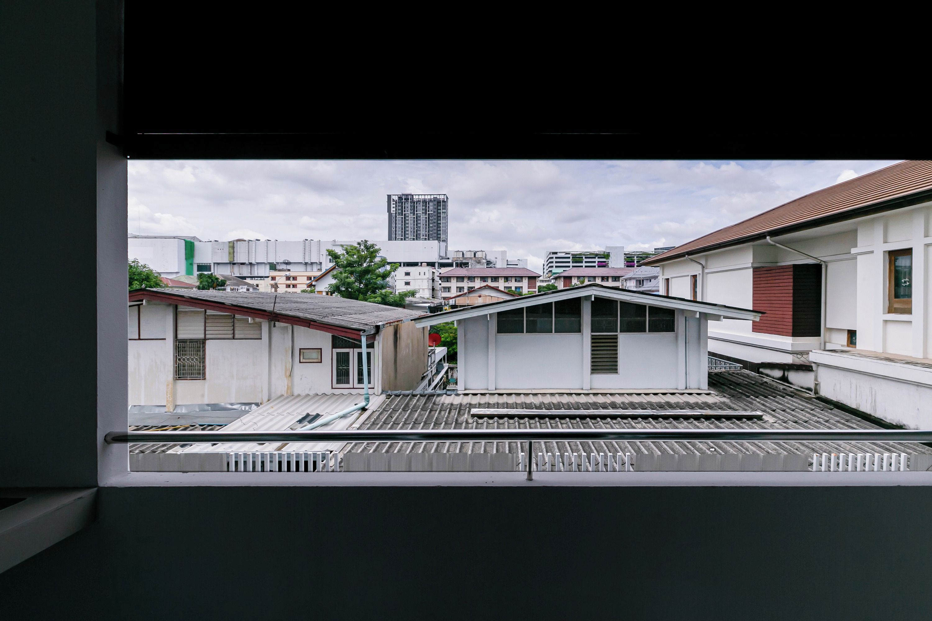 Blick auf einen Bahnhof mit mehreren Gleisen und einem modernen Gebäude im Hintergrund.