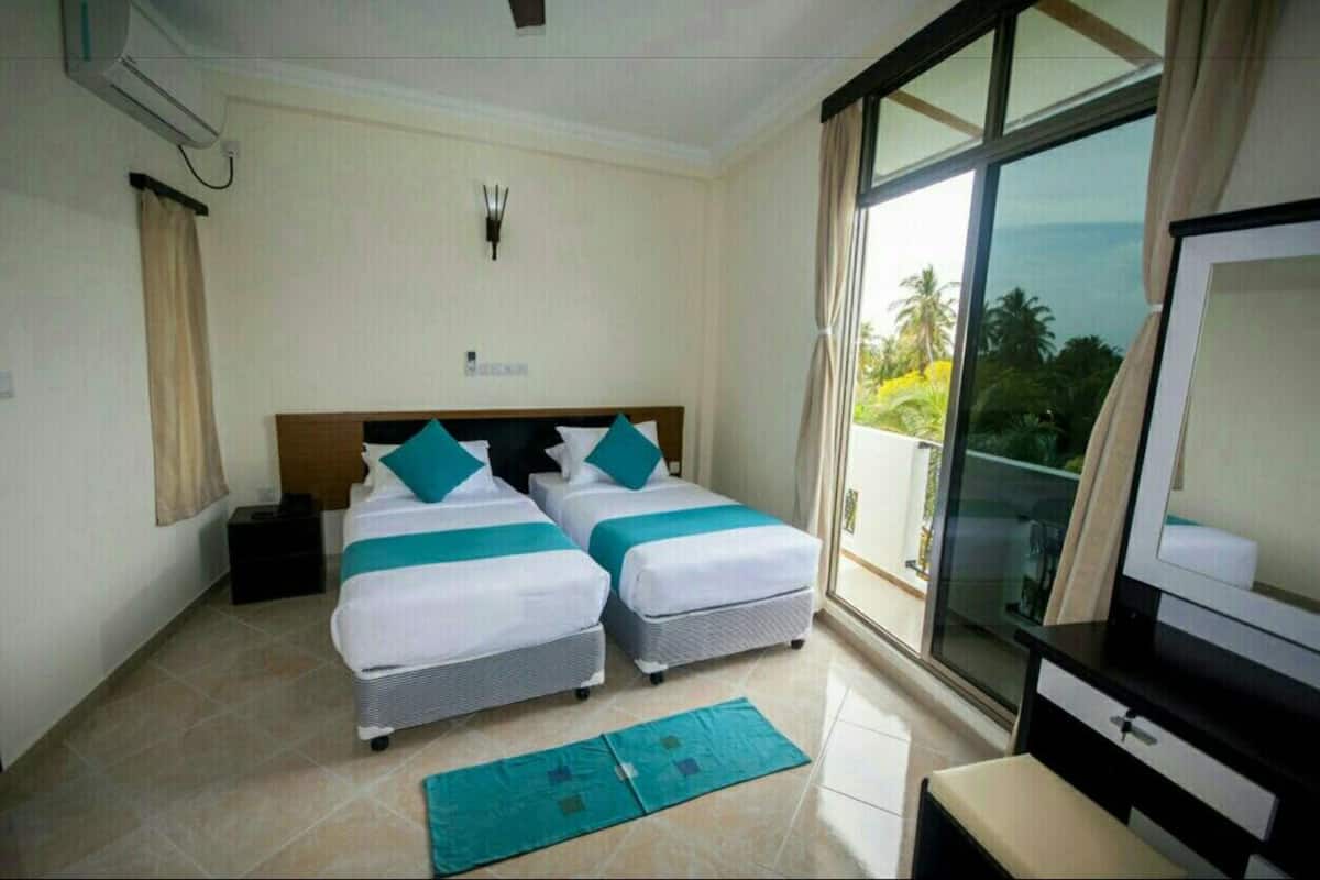 Habitación Deluxe con 2 camas individuales, varias camas | Ropa de cama de alta calidad, minibar y escritorio