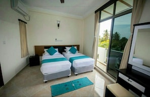 Deluxe Twin Room, Berbilang Katil | Peralatan tempat tidur premium, bar mini, meja, seterika/papan seterika